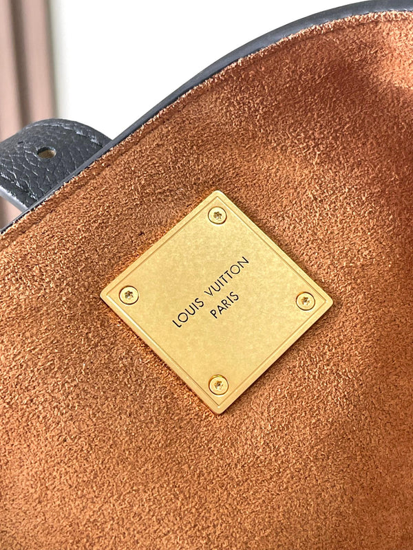 LOW KEY CABAS 47 IN PELLE DI VITELLO MARTELLATA NERA CON FIBBIA ORO