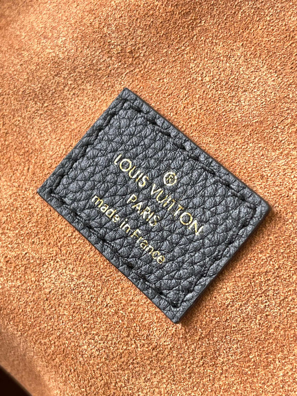 LOW KEY CABAS 47 IN PELLE DI VITELLO MARTELLATA NERA CON FIBBIA ORO