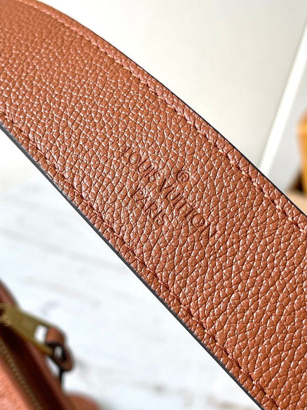 BORSA A TRACOLLA PM 29 IN PELLE COGNAC CON MONOGRAMMA STAMPATO E LOGO ORO