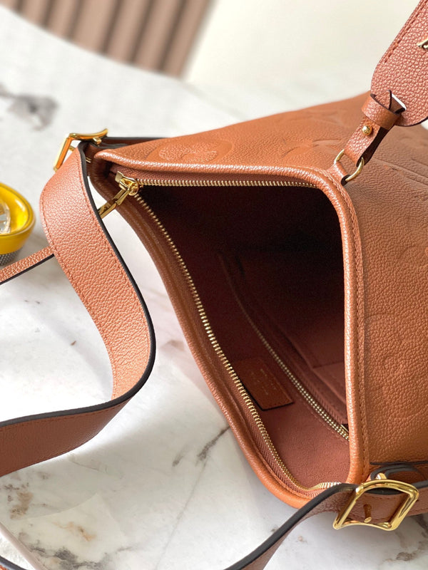 BORSA A TRACOLLA PM 29 IN PELLE COGNAC CON MONOGRAMMA STAMPATO E LOGO ORO