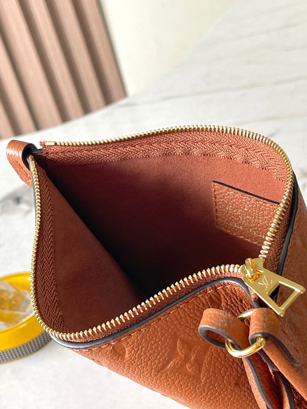 BORSA A TRACOLLA PM 29 IN PELLE COGNAC CON MONOGRAMMA STAMPATO E LOGO ORO