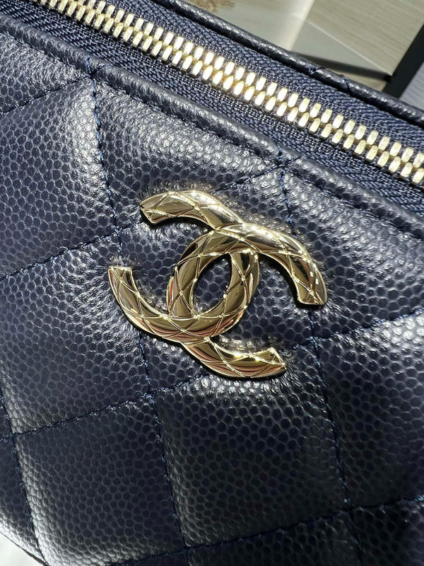 CC 25S Piccola borsa da toeletta 17 cm Pelle di vitello grana blu scuro Hardware oro chiaro