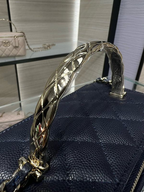 CC 25S Piccola borsa da toeletta 17 cm Pelle di vitello grana blu scuro Hardware oro chiaro