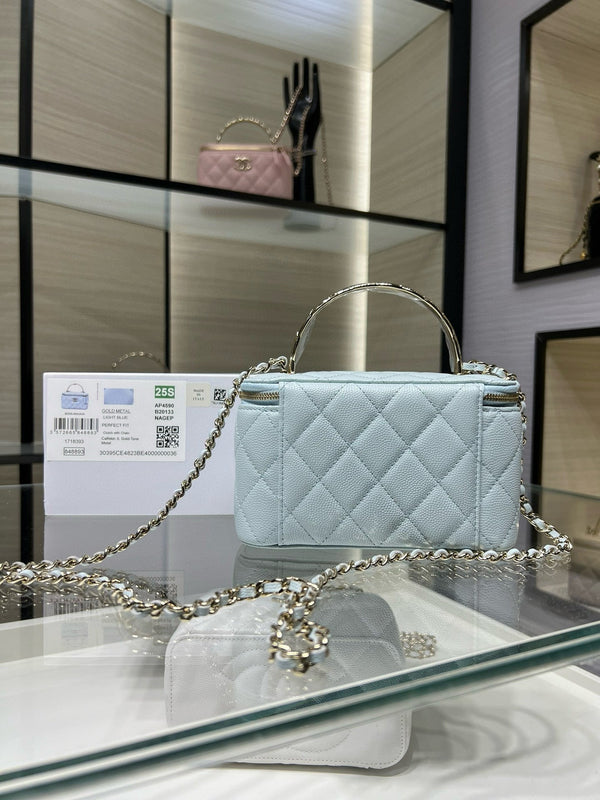 CC 25S Piccola borsa da toeletta 17 cm in pelle di vitello grana blu nuvola con finiture in oro chiaro