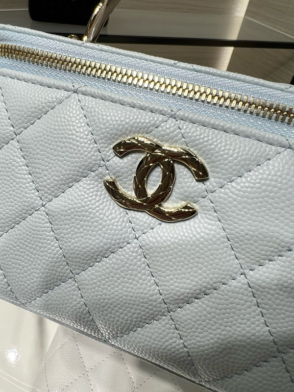 CC 25S Piccola borsa da toeletta 17 cm in pelle di vitello grana blu nuvola con finiture in oro chiaro