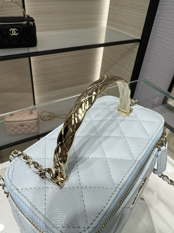 CC 25S Piccola borsa da toeletta 17 cm in pelle di vitello grana blu nuvola con finiture in oro chiaro