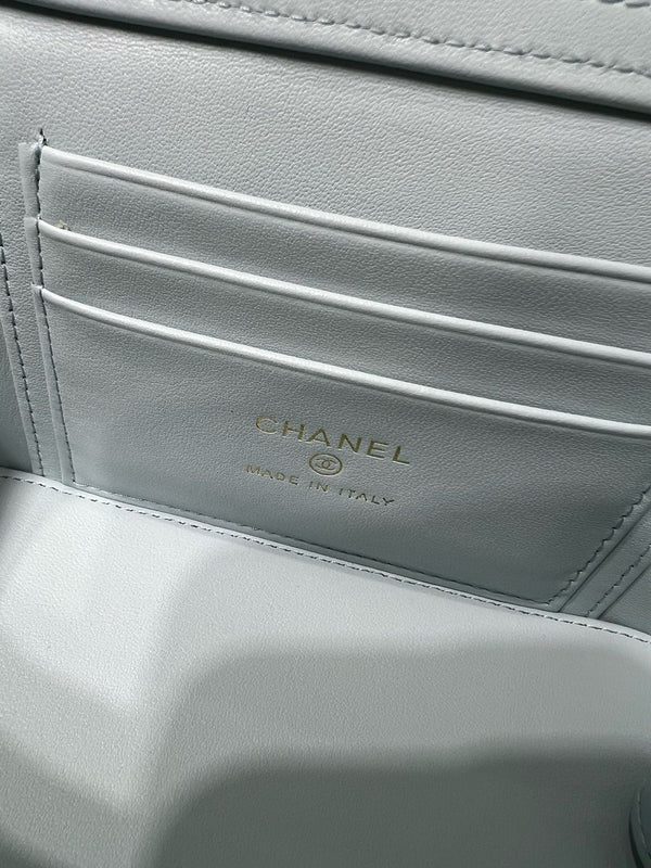 CC 25S Piccola borsa da toeletta 17 cm in pelle di vitello grana blu nuvola con finiture in oro chiaro