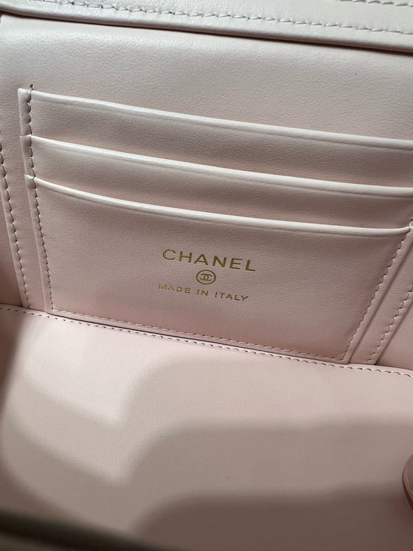 CC 25S Piccola borsa da toeletta 17 cm in pelle di vitello grana rosa con finiture in oro chiaro