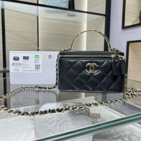 CC 25S Piccola borsa da toeletta 17 cm in pelle di vitello martellata nera con finiture in oro chiaro