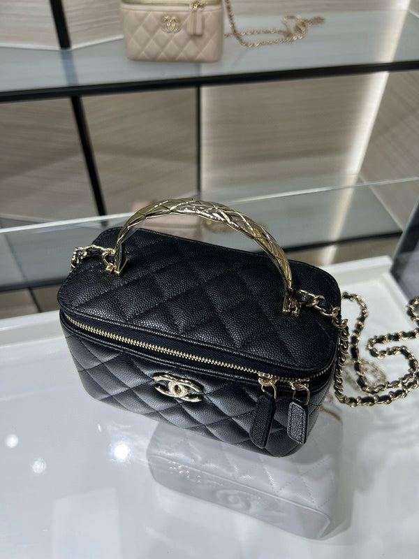 CC 25S Piccola borsa da toeletta 17 cm in pelle di vitello martellata nera con finiture in oro chiaro