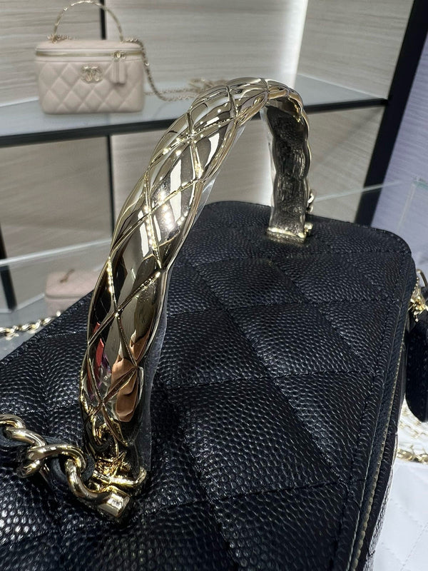 CC 25S Piccola borsa da toeletta 17 cm in pelle di vitello martellata nera con finiture in oro chiaro