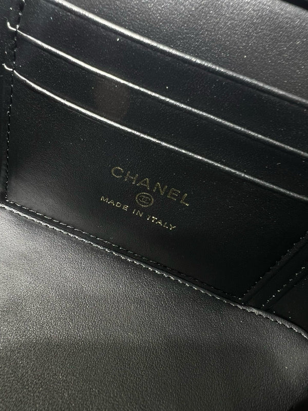 CC 25S Piccola borsa da toeletta 17 cm in pelle di vitello martellata nera con finiture in oro chiaro