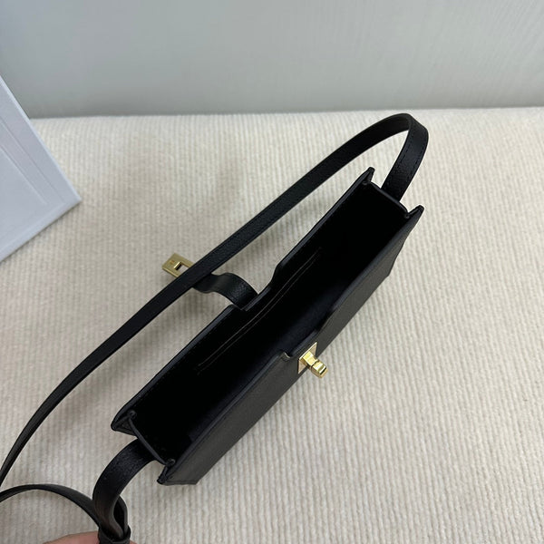 POCHETTE 16 TRACOLLA 18 IN PELLE DI VITELLO MORBIDA NERA CON FERRAMENTA ORO