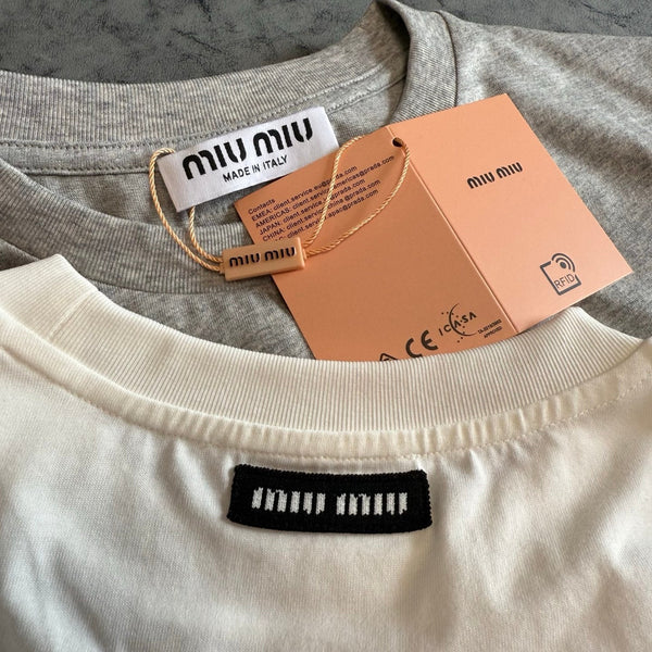 Miu SS26 T-shirt brodé à manches courtes en coton 350483