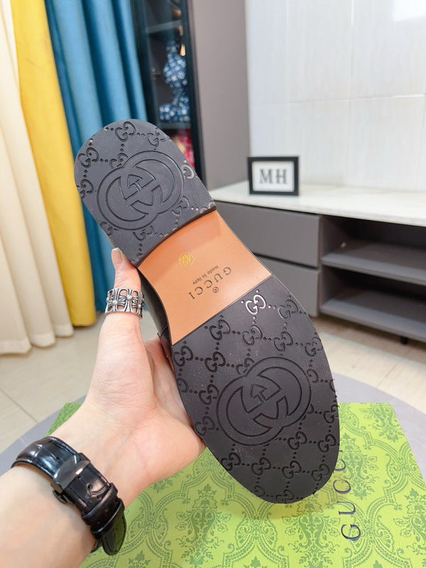 Mocassino da uomo GG in pelle di vacchetta nera 233530