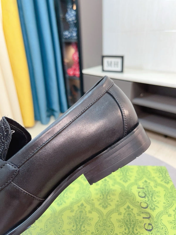 Mocassino da uomo GG in pelle di vacchetta nera 233530