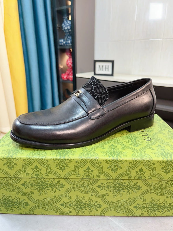 Mocassino da uomo GG in pelle di vacchetta nera 233530