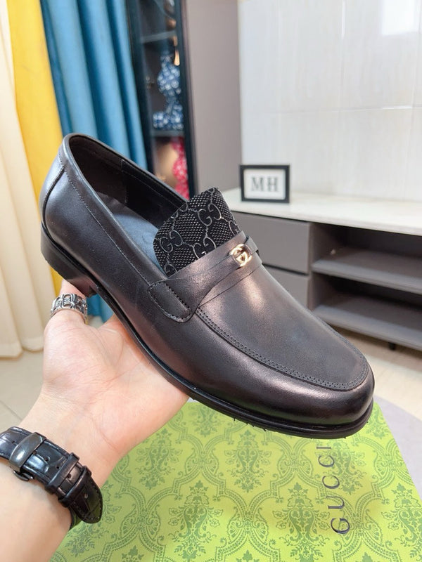 Mocassino da uomo GG in pelle di vacchetta nera 233530