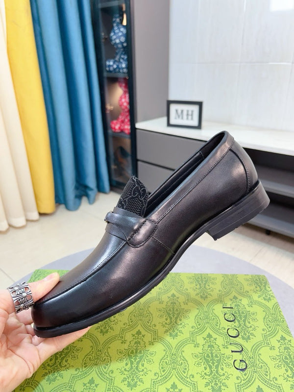 Mocassino da uomo GG in pelle di vacchetta nera 233530