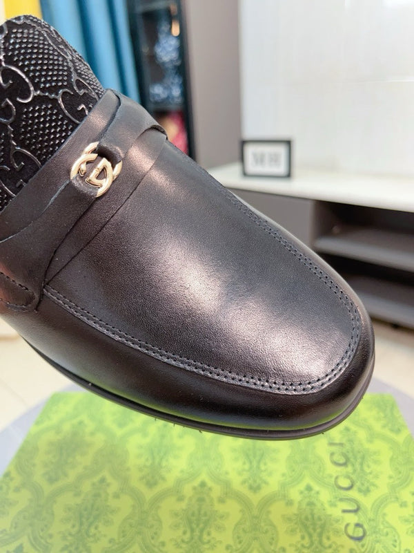 Mocassino da uomo GG in pelle di vacchetta nera 233530