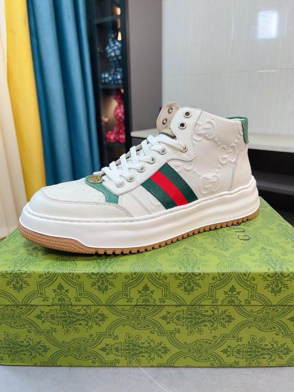 Sneaker da uomo GG in pelle di vacchetta goffrata bianca 471067