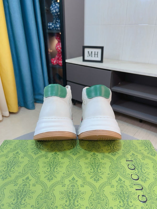 Sneaker da uomo GG in pelle di vacchetta goffrata bianca 471067