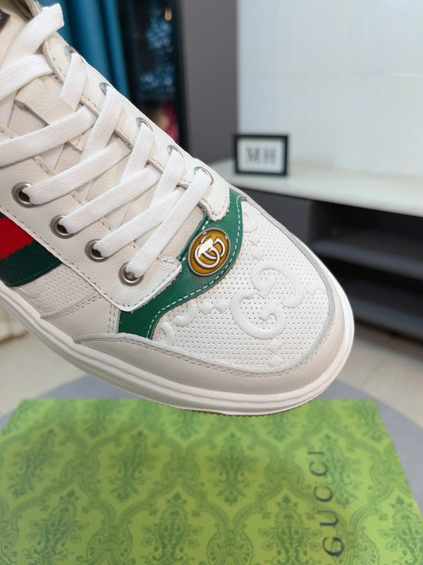 Sneaker da uomo GG in pelle di vacchetta goffrata bianca 471067