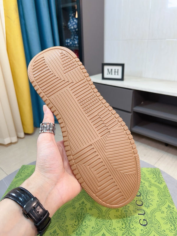 Sneaker da uomo GG in pelle di vacchetta goffrata bianca 471067