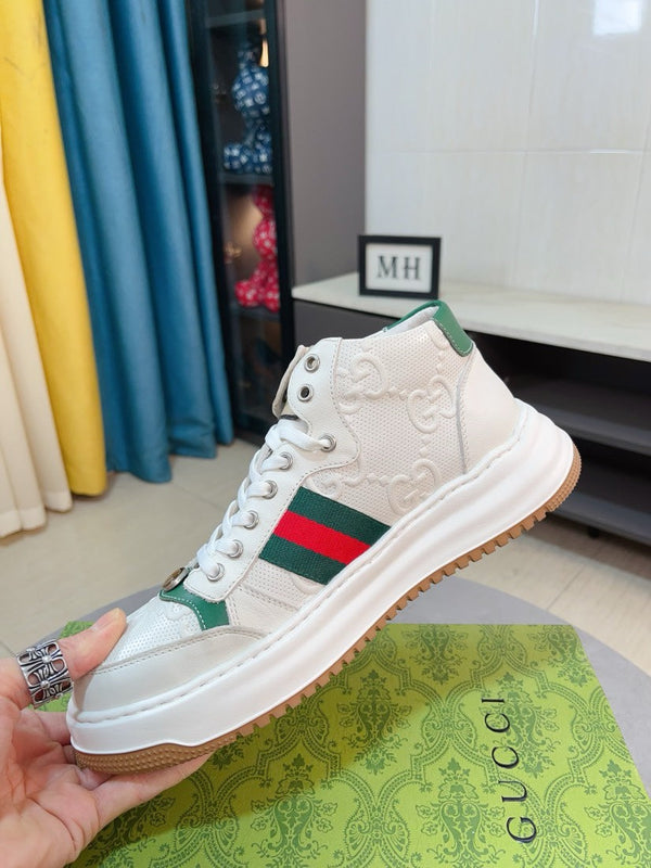 Sneaker da uomo GG in pelle di vacchetta goffrata bianca 471067