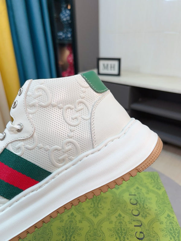 Sneaker da uomo GG in pelle di vacchetta goffrata bianca 471067