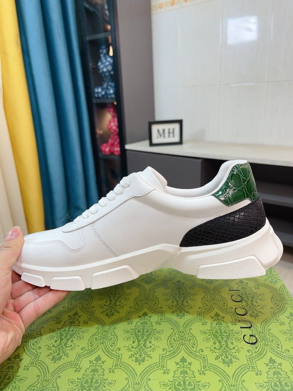 Sneaker GG ACE da uomo in pelle di vitello bianca 523318