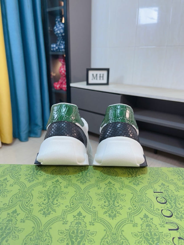 Sneaker GG ACE da uomo in pelle di vitello bianca 523318