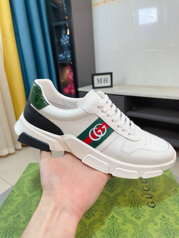 Sneaker GG ACE da uomo in pelle di vitello bianca 523318