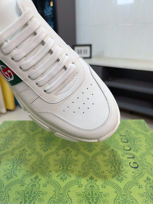 Sneaker GG ACE da uomo in pelle di vitello bianca 523318