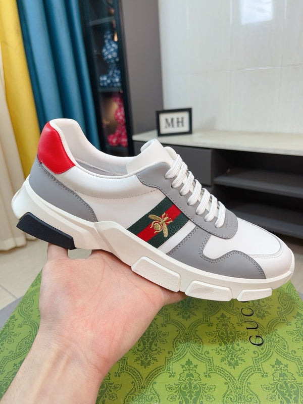 Sneaker GG ACE da uomo in pelle di vitello bianca e grigia 523321