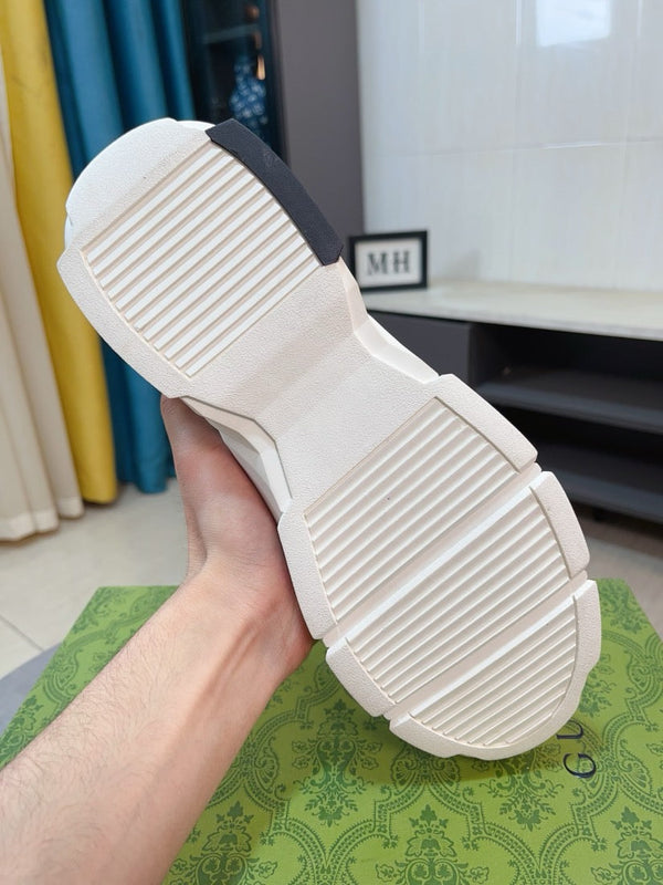 Sneaker GG ACE da uomo in pelle di vitello bianca e grigia 523321