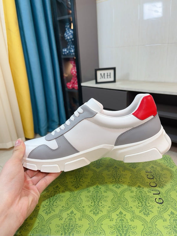 Sneaker GG ACE da uomo in pelle di vitello bianca e grigia 523321