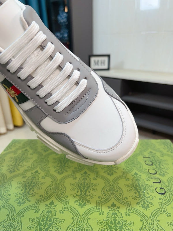 Sneaker GG ACE da uomo in pelle di vitello bianca e grigia 523321