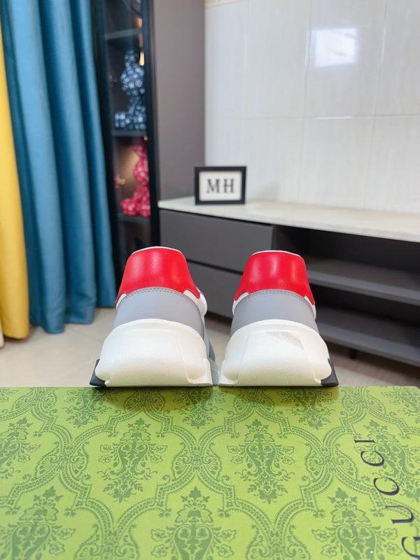 Sneaker GG ACE da uomo in pelle di vitello bianca e grigia 523321