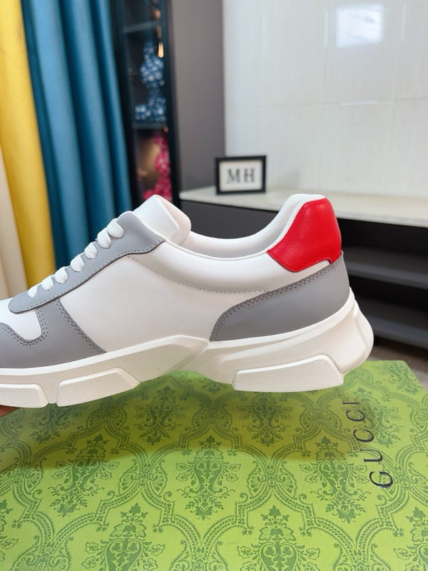 Sneaker GG ACE da uomo in pelle di vitello bianca e grigia 523321