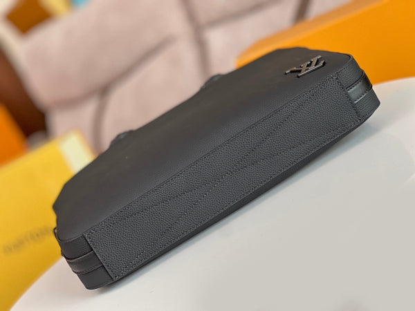 LV Pilot Briefcase 39cm Black Cowhide 257876