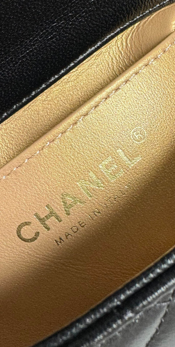 Mini borsa con patta 17 cm in pelle di agnello nera con finiture dorate