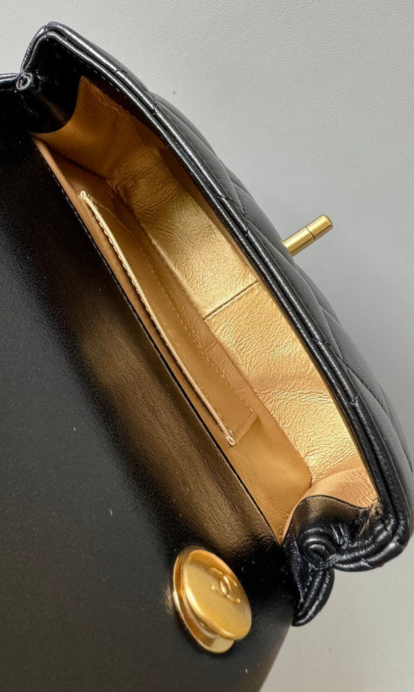 Mini borsa con patta 17 cm in pelle di agnello nera con finiture dorate