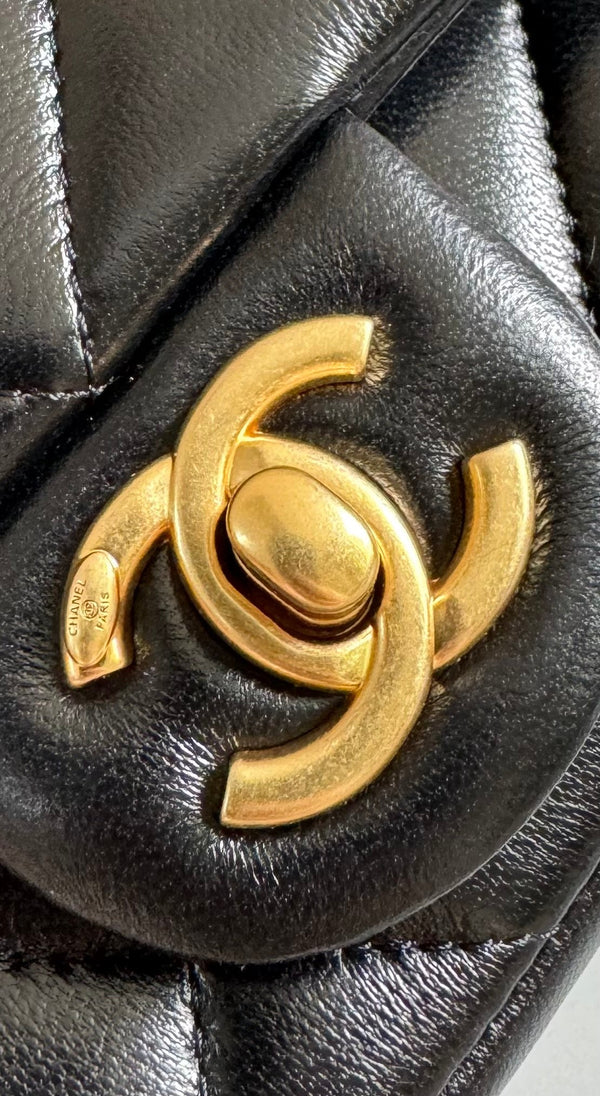 Mini borsa con patta 17 cm in pelle di agnello nera con finiture dorate