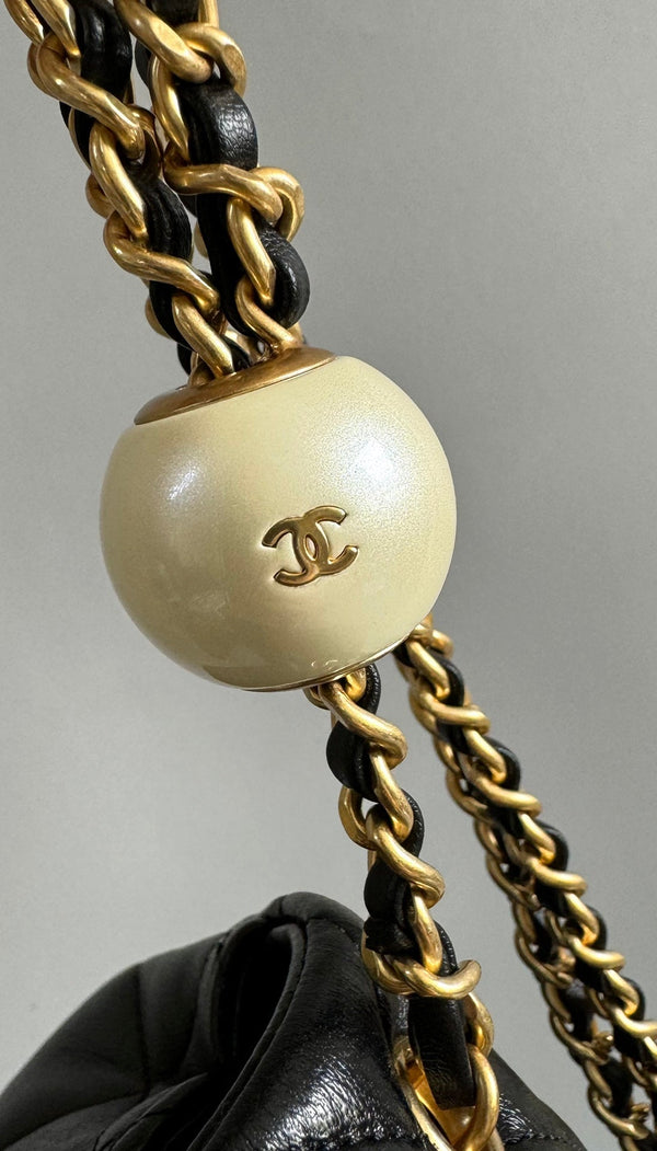 Mini borsa con patta 17 cm in pelle di agnello nera con finiture dorate