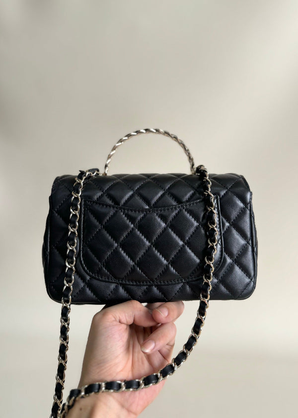 Borsa mini con patta 24a, manico superiore, 20 cm, pelle di agnello nera, hardware argento