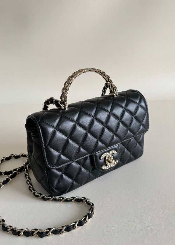 Borsa mini con patta 24a, manico superiore, 20 cm, pelle di agnello nera, hardware argento