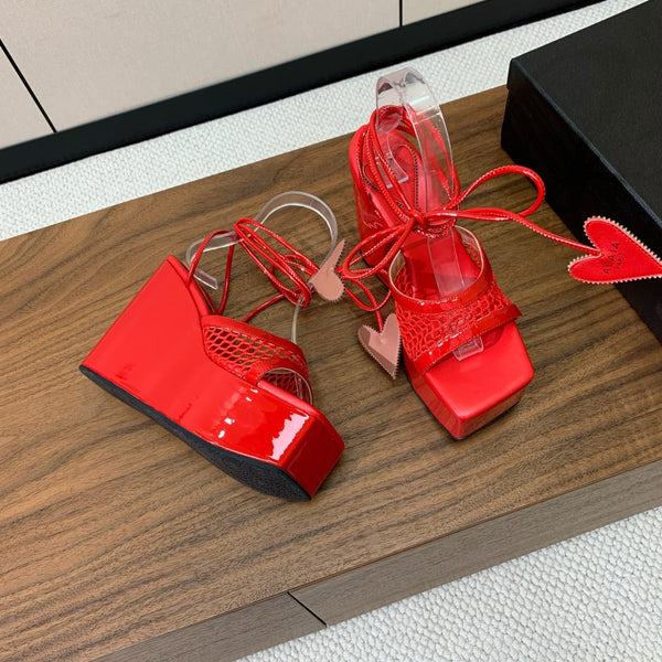 SANDALI ALAIA BANQUET CON ZEPPA IN PELLE DI AGNELLO ROSSO CILIEGIA CON CUORE ROSSO