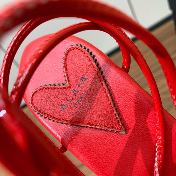 SANDALI ALAIA BANQUET CON ZEPPA IN PELLE DI AGNELLO ROSSO CILIEGIA CON CUORE ROSSO