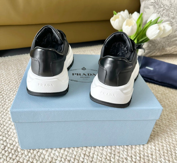 SNEAKER PRA NERA CON SUOLA SPESSA IN PELLE DI VITELLO NERA